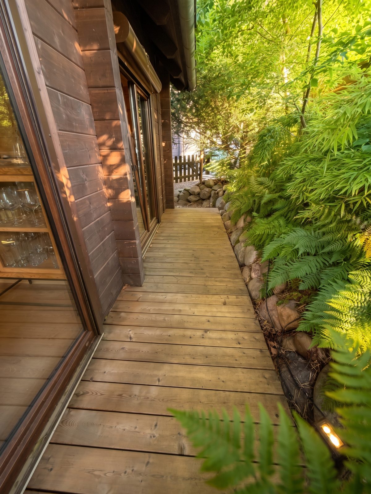 Ferienhaus – Außenansicht mit Garten
