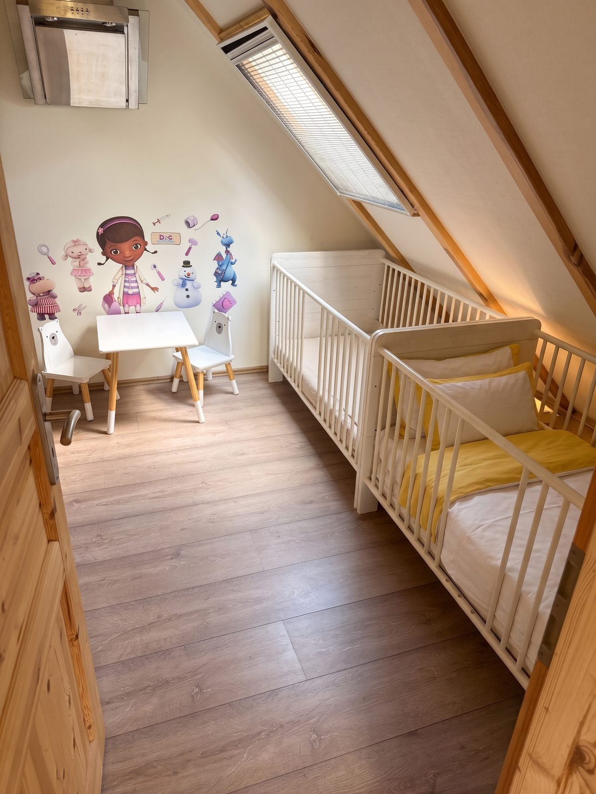 Kinderzimmer mit zwei Kinderbetten